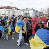 A Genève, de nombreux manifestants pour la paix se sont drapés samedi aux couleurs de l’Ukraine.